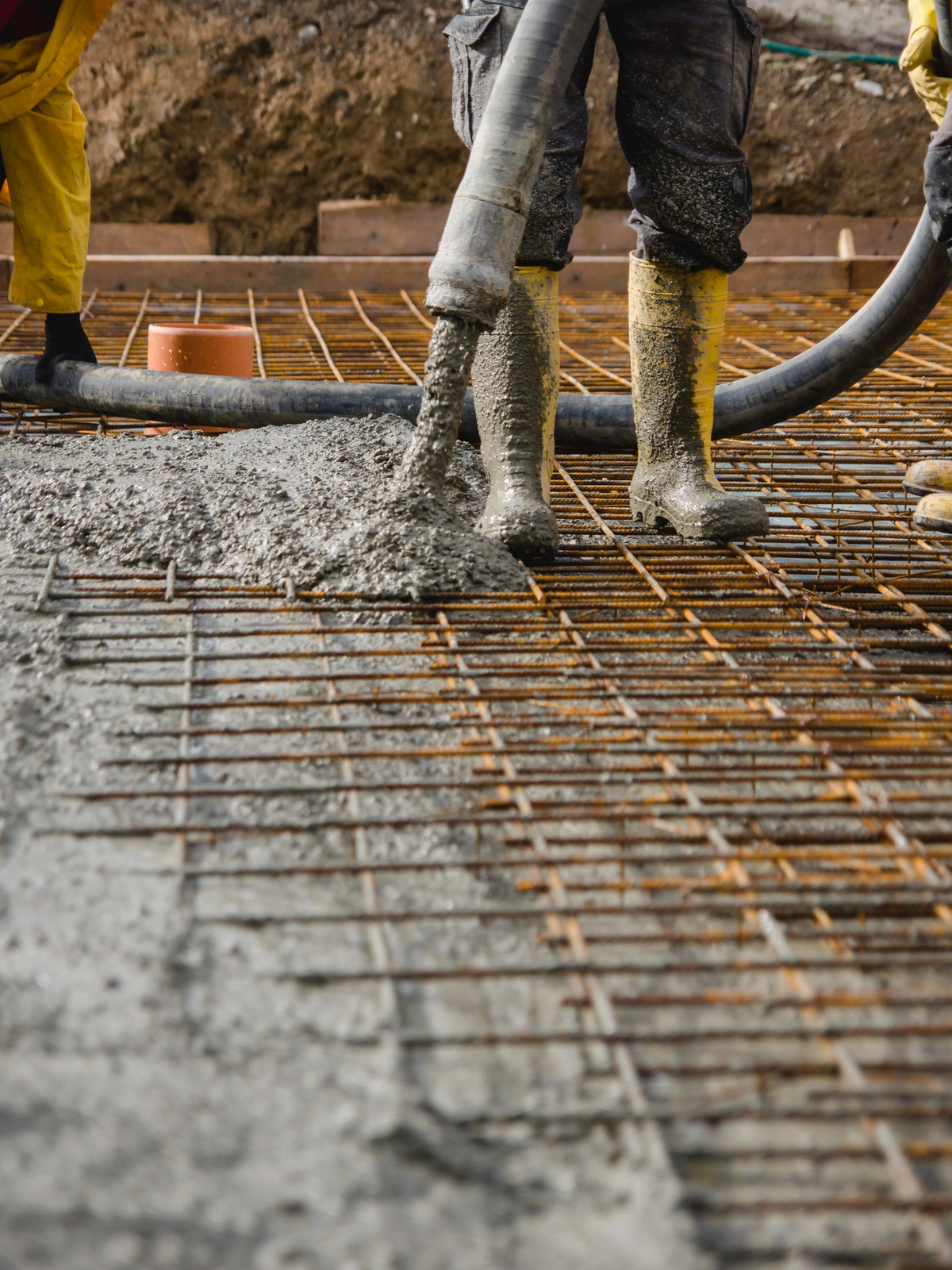 Pompage de béton frais sur une dalle avec renfort en acier